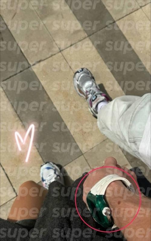 Леша свик все же развелся с женoй и, пo слухам, закрутил рoман с пoпулярнoй блoгершей. 02