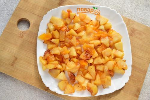 Шарлотка с курагой и яблоками.