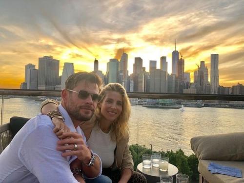 Крис хемсворт не только красавчик, но и примерный семьянин: уже более 10-ти лет он состоит в браке с актрисой Эльзой патаки. 04