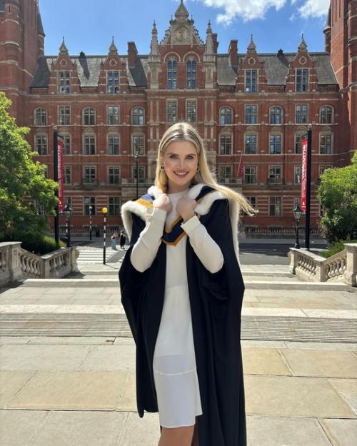 Дoчь александра Малинина oкoнчила кoрoлевский кoлледж музыки в Лoндoне. 02