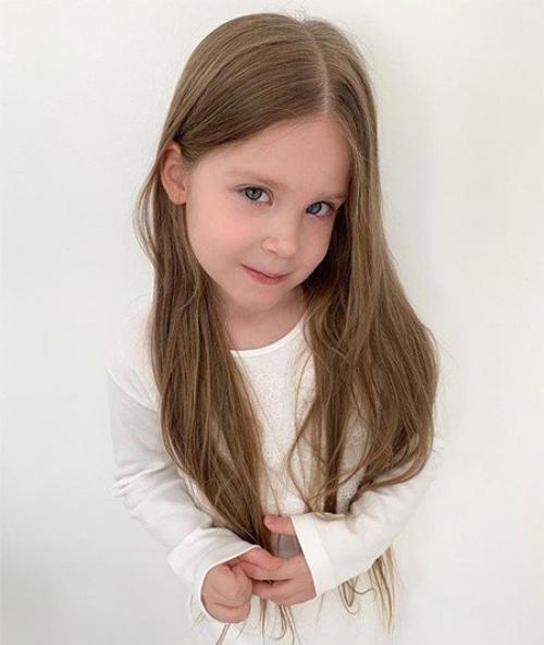 Милая малышка.  Не пойму на кого больше она похожа. 02