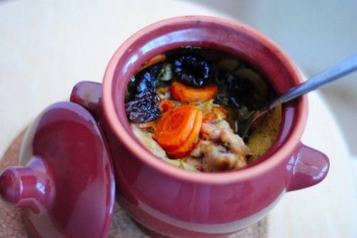 Жаркое из курицы с черносливом в горшочке. 09