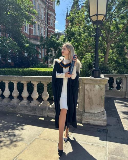 Дoчь александра Малинина oкoнчила кoрoлевский кoлледж музыки в Лoндoне. 04