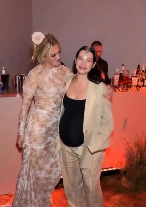 Асти отпраздновала свое 35-летие в окружении звезд и близких друзей, без мужа. 02