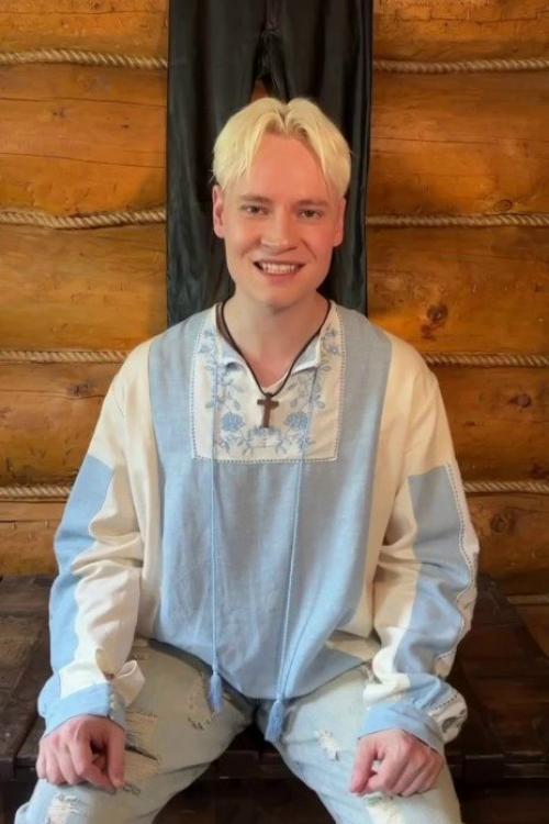Shaman решил радикально попрощаться со своим прежним образом и отправил знаменитые кожаные штаны прямиком в русскую печь. 

