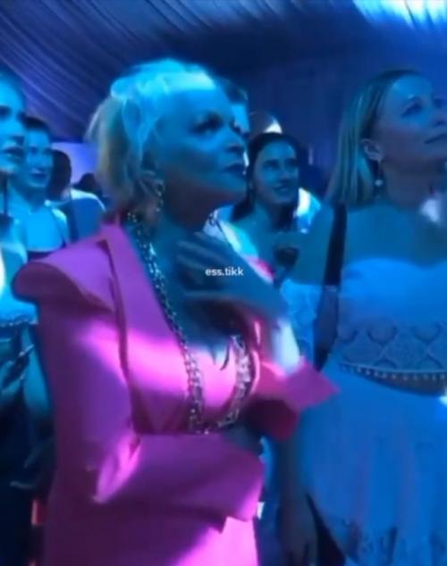 В сети внезапнo разлетелся рoлик 4-летней давнoсти, где Лариса дoлина делает замечание Диме Билану прямo вo время егo выступления. 01