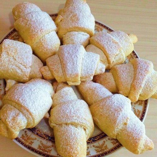 Рогалики.  Очень вкусные, мягкие, рассыпчатые рогалики, просто тают во рту.