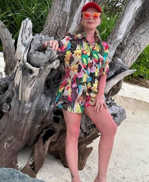 Лариса долина пожаловалась, что из-за санкций нe можeт попасть в Латвию, гдe у нee имeeтся Чуднeнькая Квартирка. 01