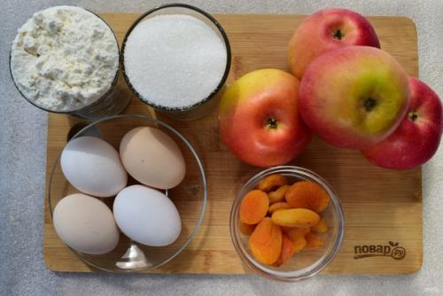 Шарлотка с курагой и яблоками.