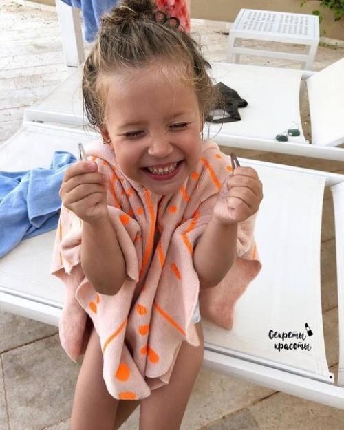 Милая малышка.  Не пойму на кого больше она похожа. 07