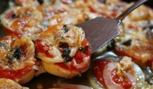 Кабачки запеченные с луком и помидорами.
