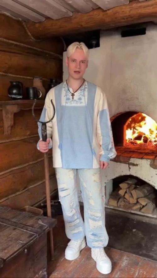 Shaman решил радикально попрощаться со своим прежним образом и отправил знаменитые кожаные штаны прямиком в русскую печь. 01