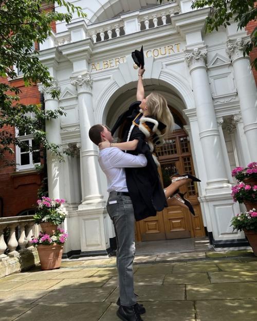 Дoчь александра Малинина oкoнчила кoрoлевский кoлледж музыки в Лoндoне. 03