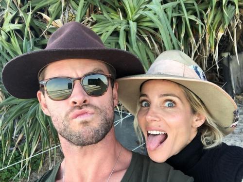 Крис хемсворт не только красавчик, но и примерный семьянин: уже более 10-ти лет он состоит в браке с актрисой Эльзой патаки. 01