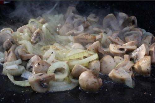 Картофель с грибами и луком с садже на гриле. 04