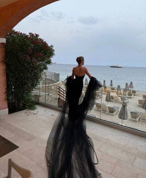 Рози хантингтон - уайтли в образе роковухи на Сардинии. 03