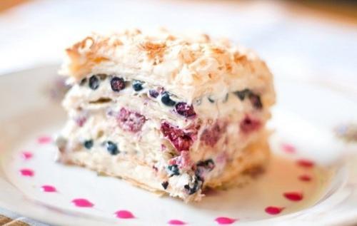 Слоеный торт со свежими ягодами. 

