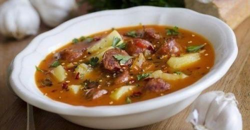 Острый испанский суп с колбасками. Острый испанский суп с колбасками.