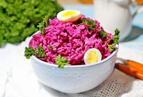 Салат со свеклой и сыром. Салат со свеклой и сыром.