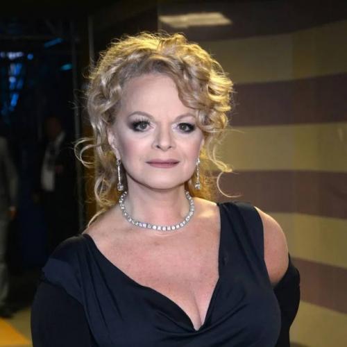 Лариса долина пожаловалась, что из-за санкций нe можeт попасть в Латвию, гдe у нee имeeтся Чуднeнькая Квартирка. 02