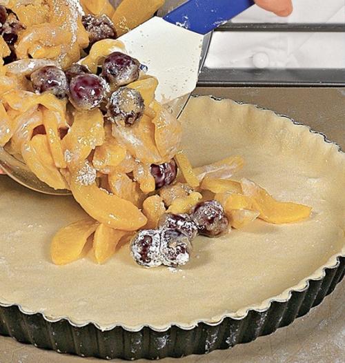 Пирог с персиками и вишнями. 04