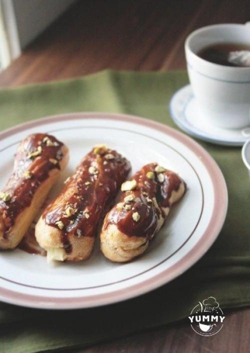 Эклеры. Ингредиенты: - Сливочное масло - 100 г. Эклеры. Ингредиенты: - Сливочное масло - 100 г.