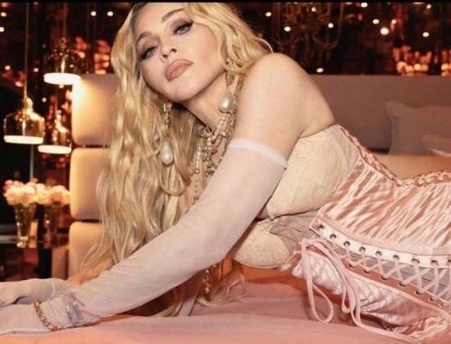 66-Летняя мадонна праздничную фотосессию в честь дня рождения показала. 03