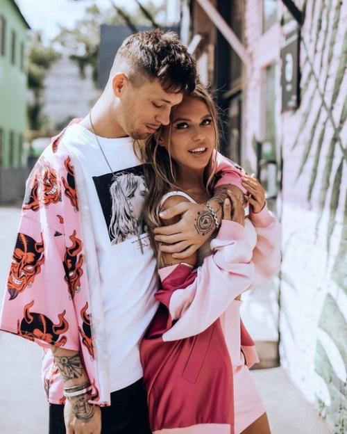 Высокие отношения!  Бывшие супруги Рита дакота и Влад соколовский провели вечер с дочерью и своими новыми возлюбленными. 03