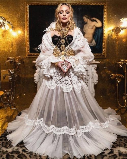 66-Летняя мадонна праздничную фотосессию в честь дня рождения показала. 02