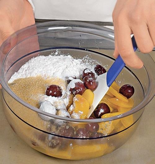 Пирог с персиками и вишнями. 02