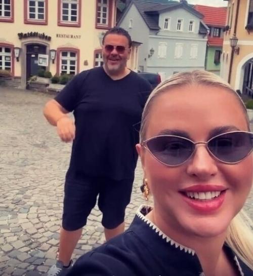 Анна Семенович отправилась в Германию знакомиться с родителями жениха перед свадьбой. 02