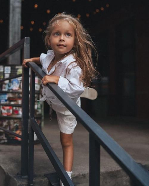 Высокие отношения!  Бывшие супруги Рита дакота и Влад соколовский провели вечер с дочерью и своими новыми возлюбленными. 01