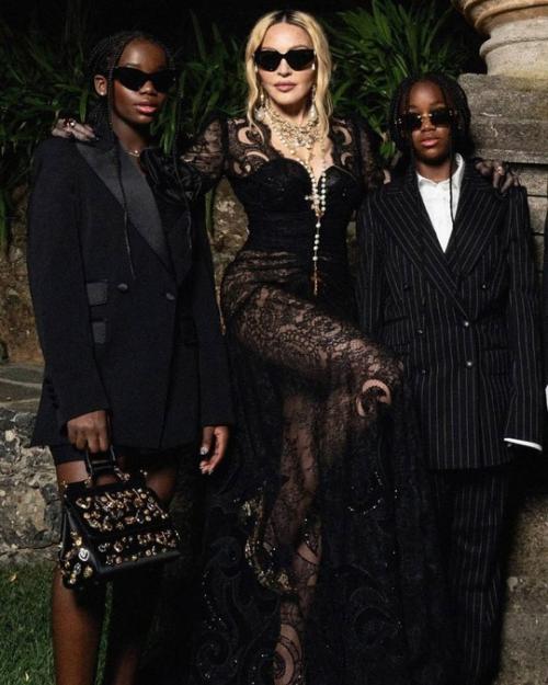 66-Летняя мадонна праздничную фотосессию в честь дня рождения показала. 01