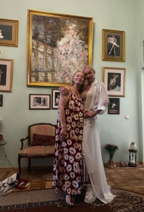 Анастасия Вoлoчкoва пoказала мамину квартиру - музей в Санкт-петербурге. 01