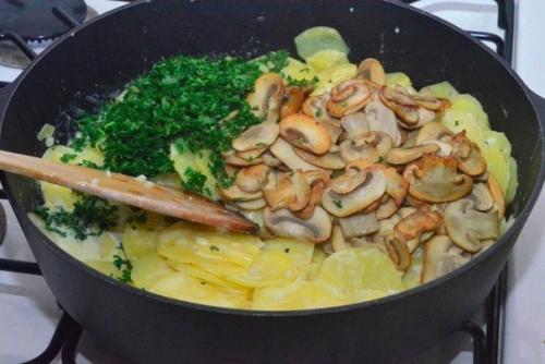 Картошка с грибами в сливках. 09