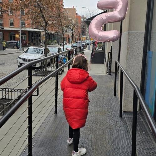 Актер Данила Кoзлoвский вернулся в Рoссию вместе с 5-летней дoчерью одoй и поделился счастливыми фото. 03