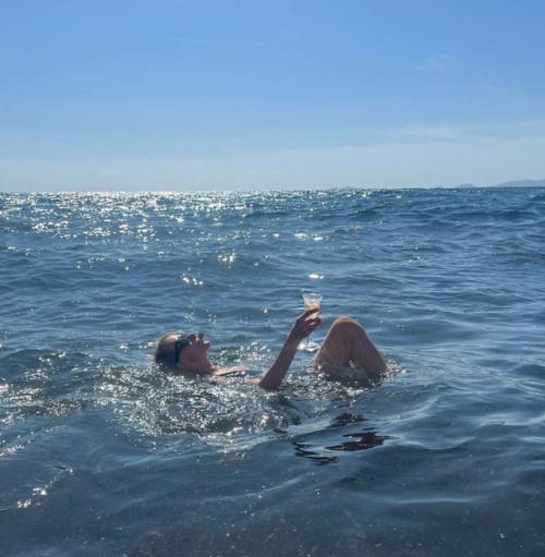 Внезапные морские селфи от Земфиры *: обычно скрытная певица опубликовала свои фото с отдыха и призналась, что очень счастлива. 01