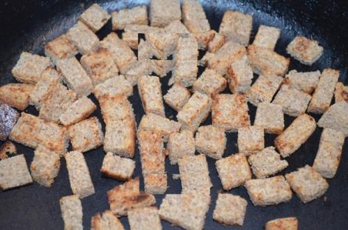 Салат с фасолью, сыром и сухариками. 03