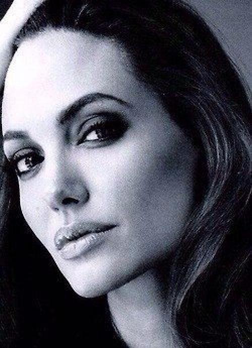 Какой бы сильной ни была женщина, она ждет мужчину сильнее себя. 05