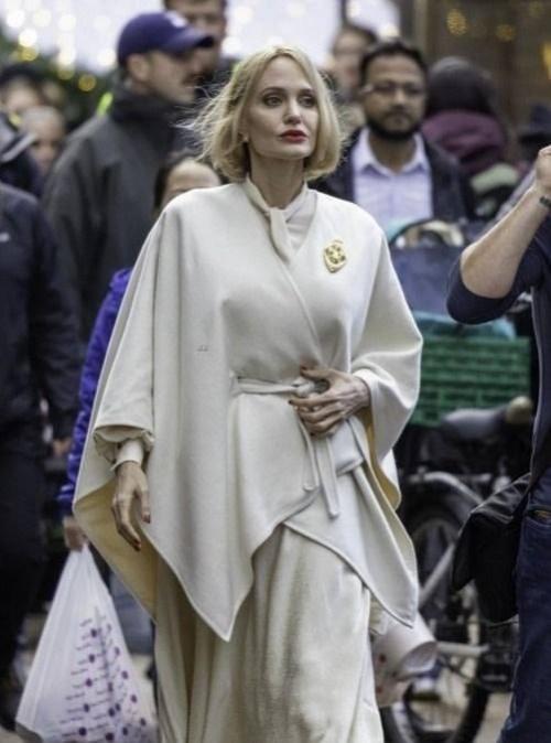 Анджелина Джоли ради новой роли кардинально сменила образ и стала блондинкой. 02