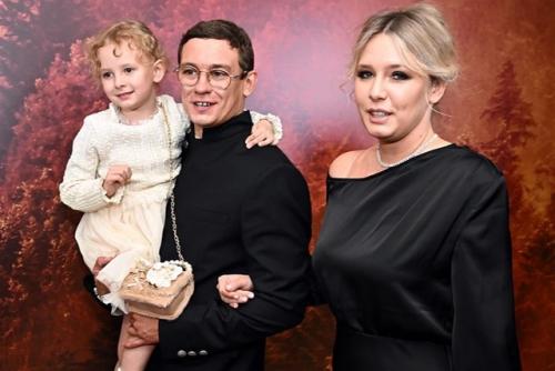 Никита кологривый в свет с бывшей женой и дочерью вышел. 01