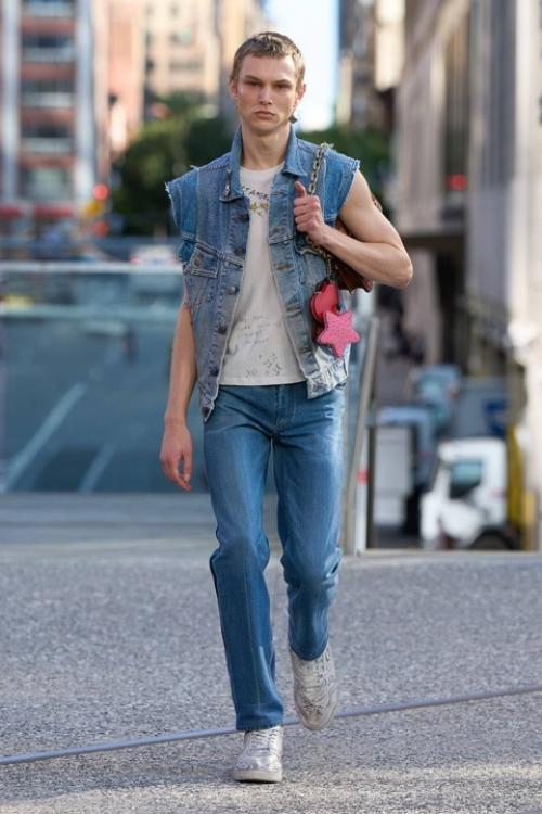 Очень понравился показ Coach - как будто действительно что-то новенькое у бренда. 04