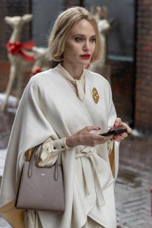 Анджелина Джоли ради новой роли кардинально сменила образ и стала блондинкой. 01