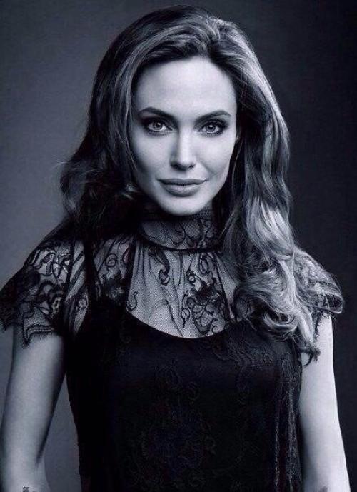 Какой бы сильной ни была женщина, она ждет мужчину сильнее себя. 02