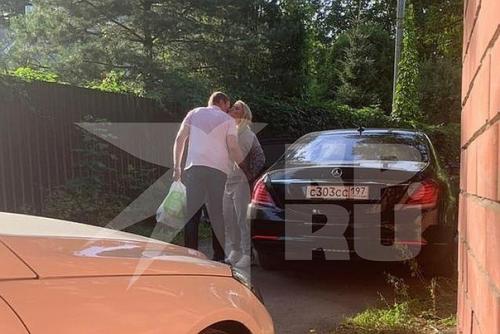 Анну Семенович и Дмитрия губерниева застукали папарацци во время поцелуя. 02