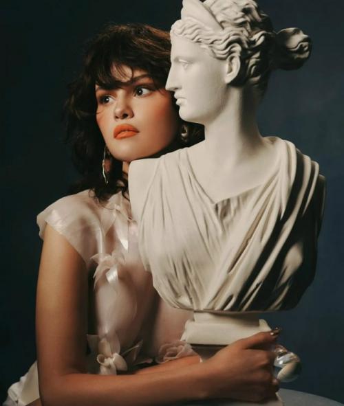 Её новая фотосессия: селена Гомес в алом платье - как огонь в кадре: дерзкая и нежная одновременно. 02