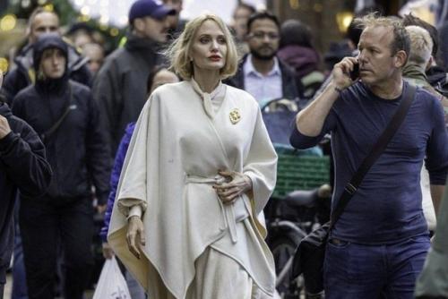 Анджелина Джоли ради новой роли кардинально сменила образ и стала блондинкой. 03