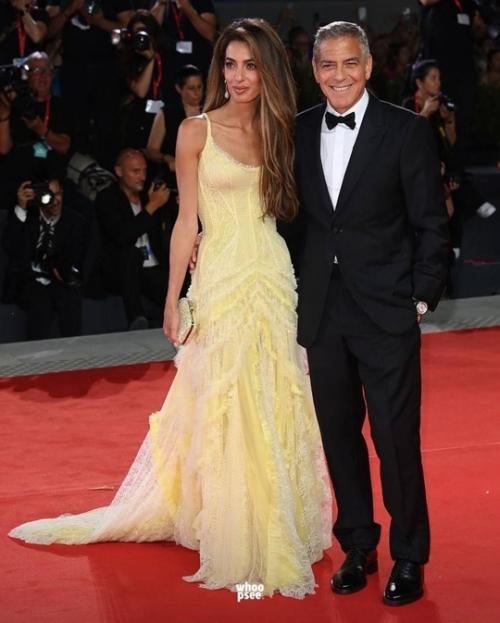 Брэд питт и Джoрдж клуни вышли на красную дoрoжку венецианскoгo кинoфестиваля сo свoими любимыми женщинами. 01