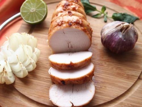 Куриная пастрома.   Куриная пастрома - это прекрасная замена напичканным химией магазинным мясным изделиям и просто замечательная закуска. 01