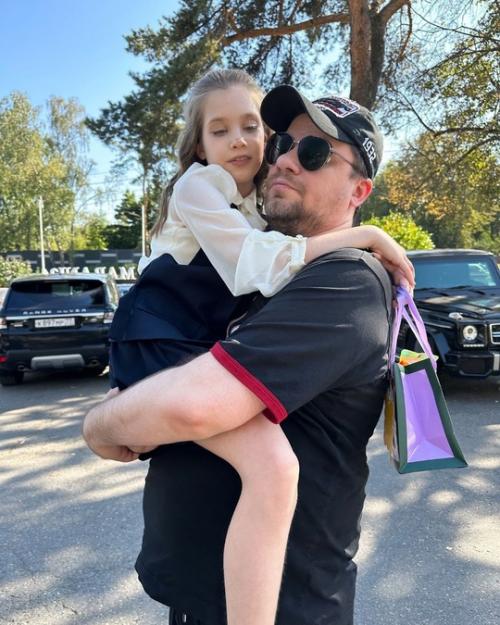 Гaрик хaрлaмов проводил дочь в школу. 02